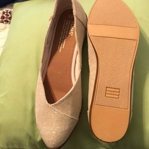 Tom’s Jutti natural metallic burlap flat
